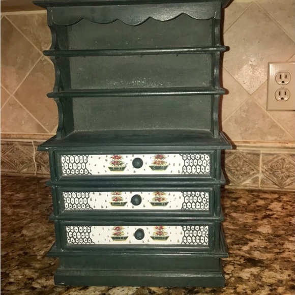 VINTAGE SMALL DECORATIVE HUTCH - Picture 13 of 13